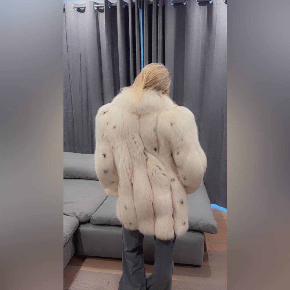 SOLD !!! 🚨🚨
SOLD!!! 🚨🚨
SOLD!!! 🚨🚨. ***Chloe Fox Fur Coat*** - Picture 4 of 14